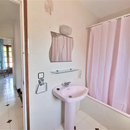 Beautiful With Communal Pool *