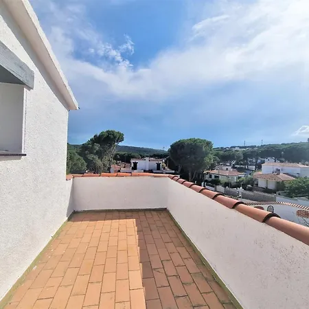 Beautiful With Communal Pool